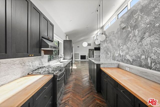 21273 Entrada Road, Topanga, CA 90290