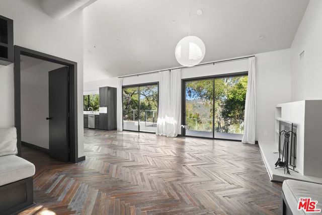 21273 Entrada Road, Topanga, CA 90290