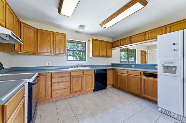 5745 FM 471 N, Rio Medina, TX 78066