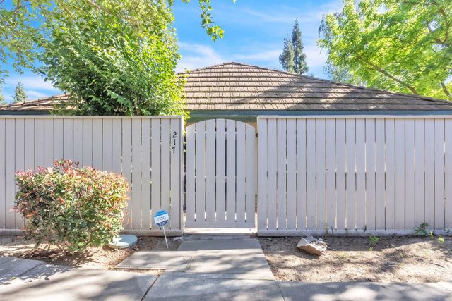 217 Roundtree Ct, Sacramento, CA 95831
