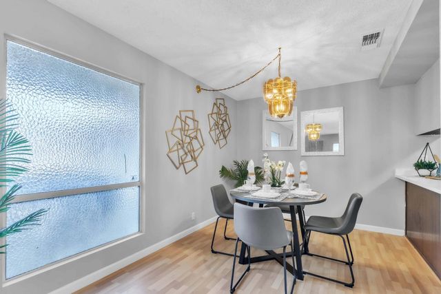 217 Roundtree Ct, Sacramento, CA 95831