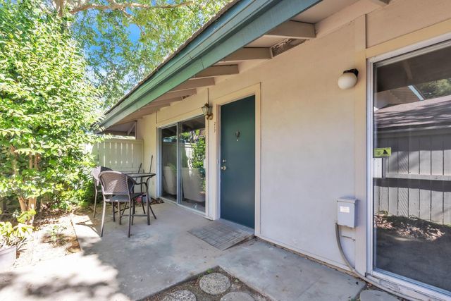 217 Roundtree Ct, Sacramento, CA 95831