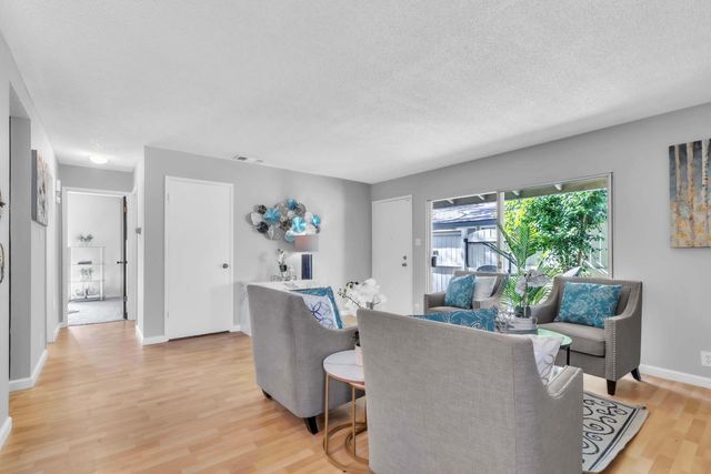 217 Roundtree Ct, Sacramento, CA 95831