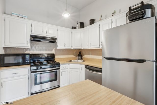 410 Spruce Hills Dr, Glen Gardner Boro, NJ 08826