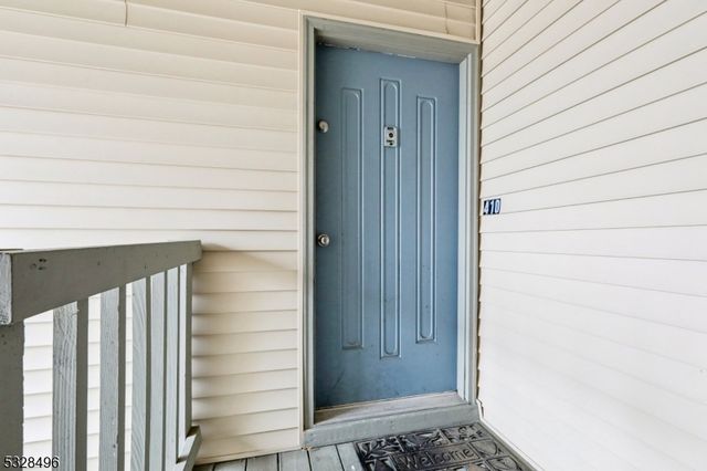 410 Spruce Hills Dr, Glen Gardner Boro, NJ 08826