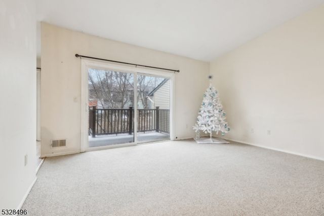 410 Spruce Hills Dr, Glen Gardner Boro, NJ 08826