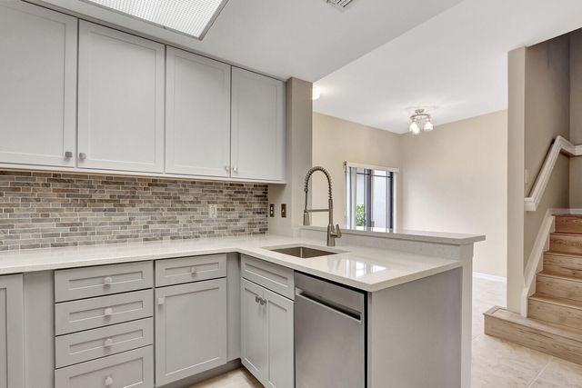 2804 Sarento Place 113, Palm Beach Gardens, FL 33410