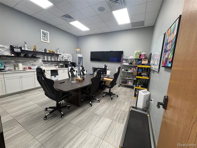 22850 Dequindre Rd, Warren, MI 48091