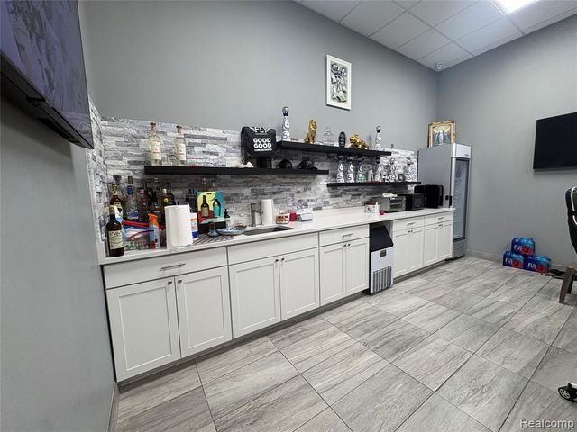22850 Dequindre Rd, Warren, MI 48091