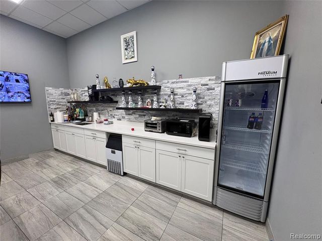 22850 Dequindre Rd, Warren, MI 48091