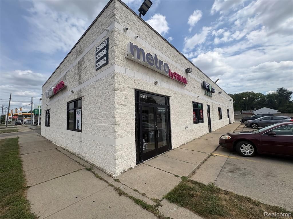 22850 Dequindre Rd, Warren, MI 48091