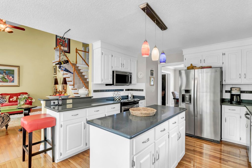 Image 10 of property listing at 5472 Clearview Drive, North Charleston, SC 29420