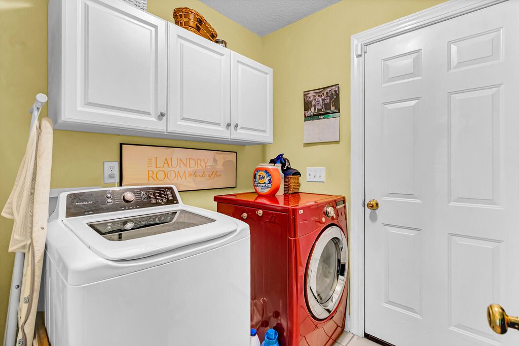 Image 22 of property listing at 5472 Clearview Drive, North Charleston, SC 29420