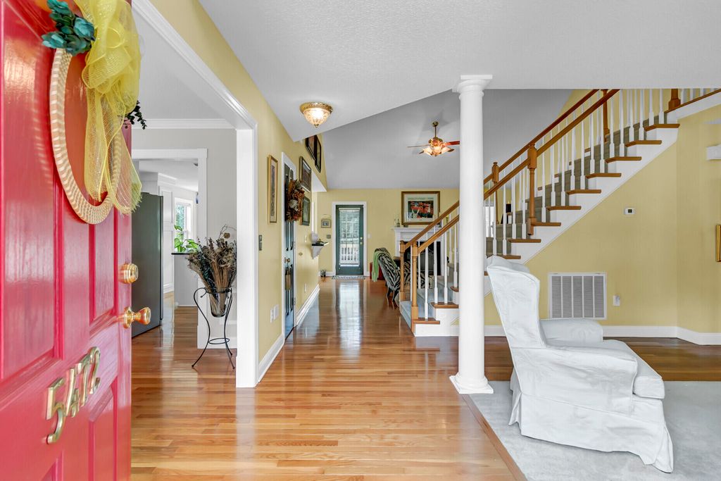 Image 4 of property listing at 5472 Clearview Drive, North Charleston, SC 29420