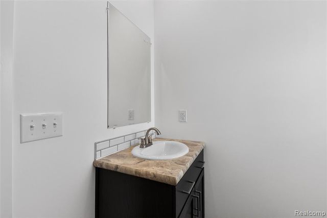 7551 Packard Ave, Warren, MI 48091