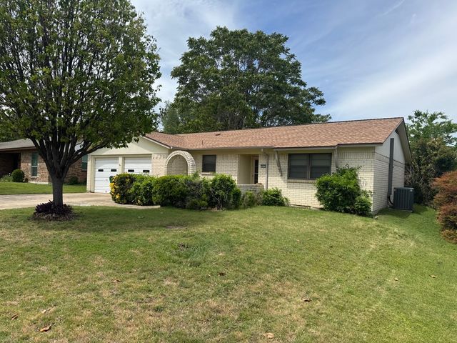 5633 Macdougall Drive, Haltom City, TX 76148