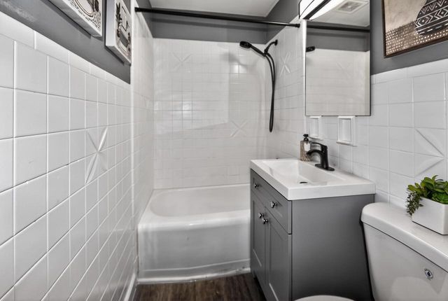 2220 W Neil PLACE, Milwaukee, WI 53209