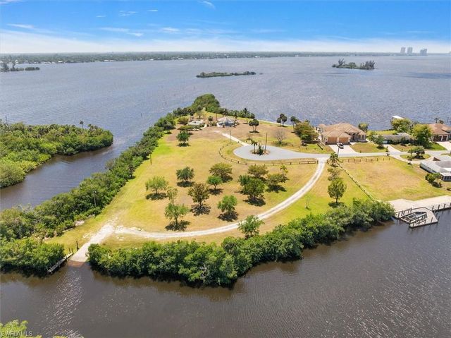 1721 Club House RD, North Fort Myers, FL 33917