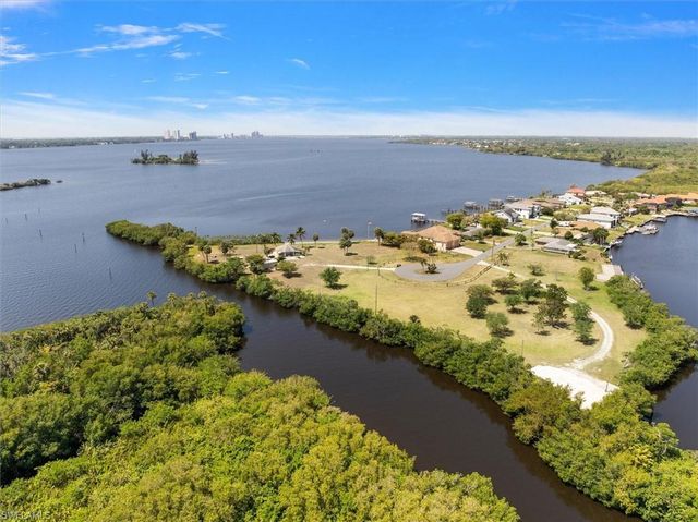 1721 Club House RD, North Fort Myers, FL 33917