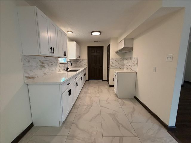 3915 Heatherbrook Drive, Houston, TX 77045