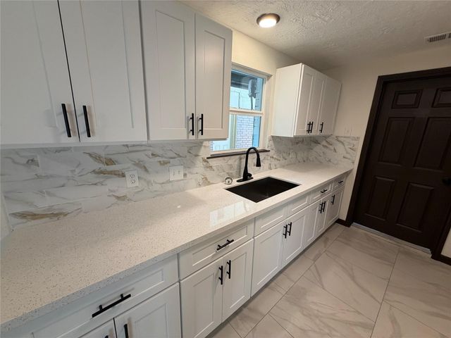3915 Heatherbrook Drive, Houston, TX 77045