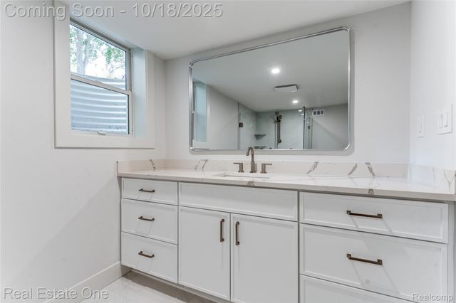 786 S Cranbrook Road, Bloomfield Charter Township, MI 48301