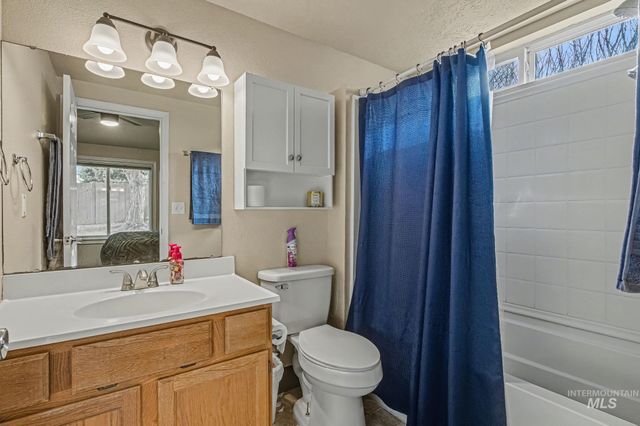 2910 Cougar Ave, Nampa, ID 83687