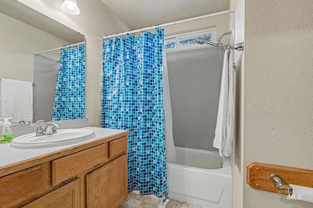 2910 Cougar Ave, Nampa, ID 83687