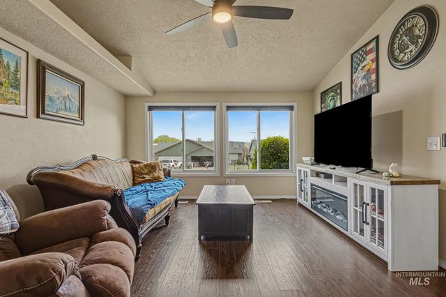 2910 Cougar Ave, Nampa, ID 83687