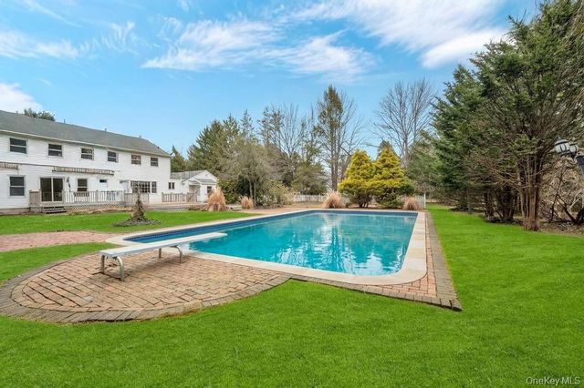 330 Edgewood Avenue, Smithtown, NY 11787