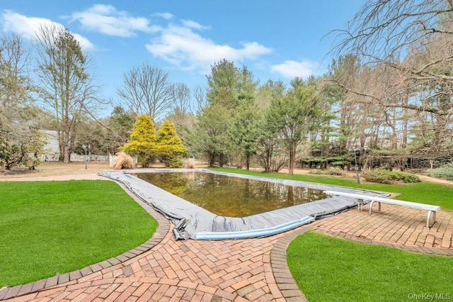 330 Edgewood Avenue, Smithtown, NY 11787