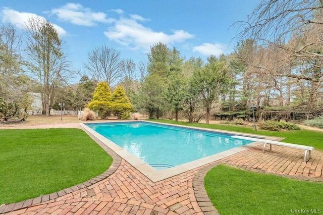 330 Edgewood Avenue, Smithtown, NY 11787