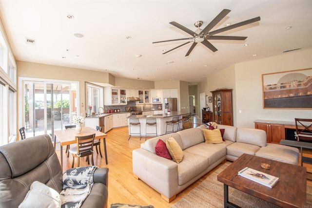 1130 Melrose Way, Vista, CA 92081
