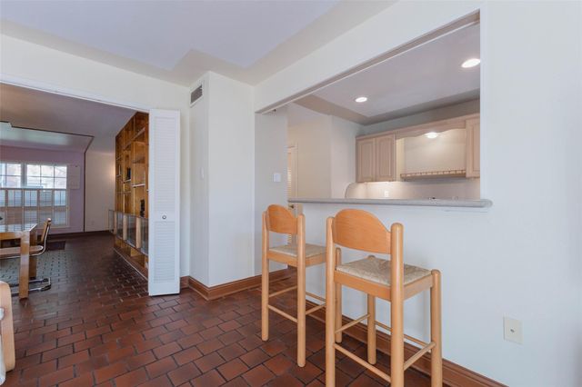 5851 Doliver Drive 22, Houston, TX 77057