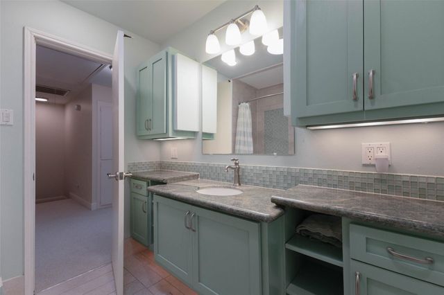 5851 Doliver Drive 22, Houston, TX 77057