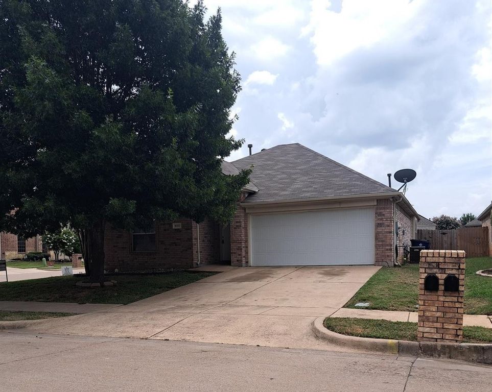 400 Angler Drive, Crowley, TX 76036