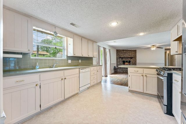 2106 Sandy, Springdale, AR 72762