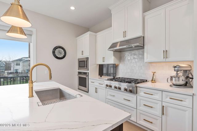 11 Valiant Court, Middletown, NJ 07748