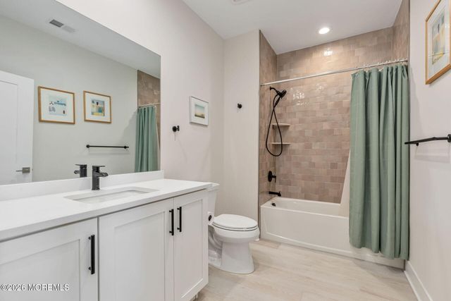 11 Valiant Court, Middletown, NJ 07748
