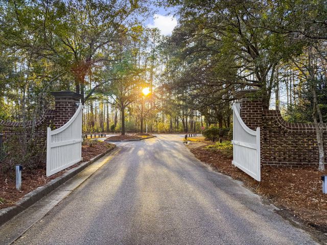 4104 Ten Shillings Way, Ravenel, SC 29470