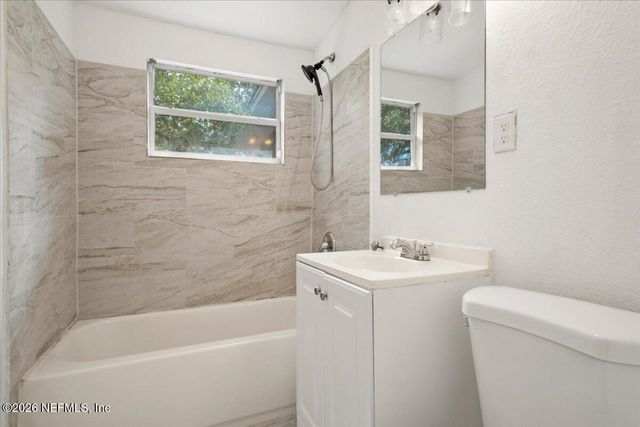 1020 AKE Lane, Jacksonville, FL 32218