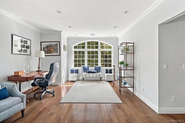 4 Bayview Circle, Manhasset, NY 11030