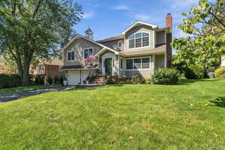 4 Bayview Circle, Manhasset, NY 11030