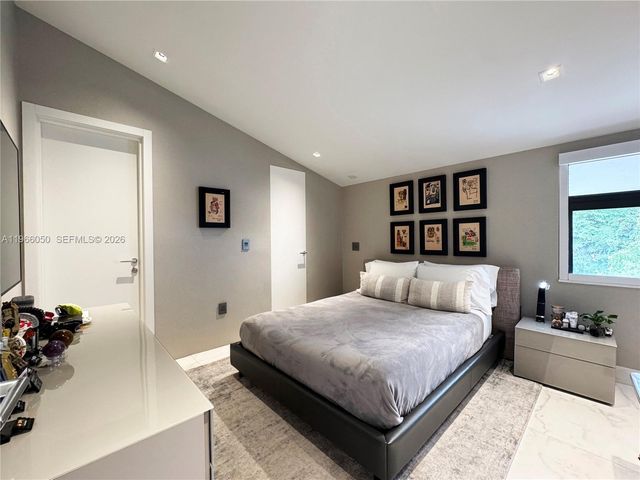 2000 S Bayshore Drive 13, Miami, FL 33133