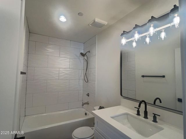 2502 E PARADISE Lane 4, Phoenix, AZ 85032