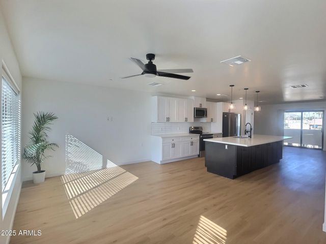 2502 E PARADISE Lane 4, Phoenix, AZ 85032