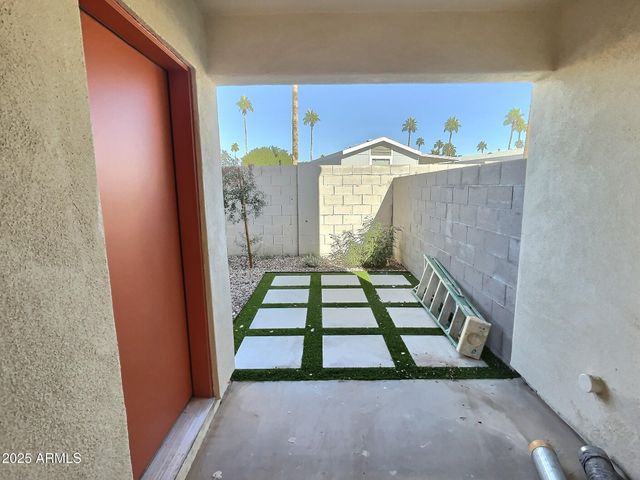 2502 E PARADISE Lane 4, Phoenix, AZ 85032