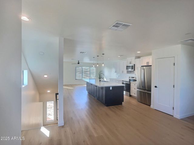 2502 E PARADISE Lane 4, Phoenix, AZ 85032