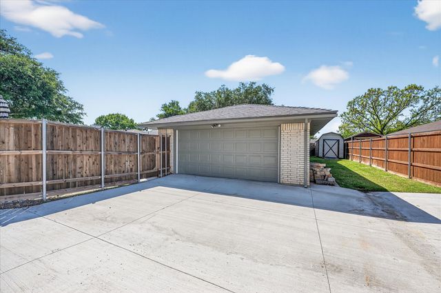 1603 Valleycrest Lane, Carrollton, TX 75006