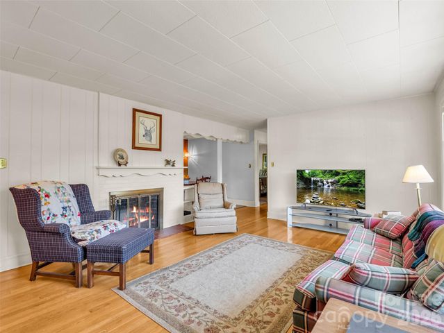 215 Varden Place, Swannanoa, NC 28778